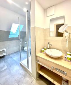 普雷罗Ferienhotel Alter Bahnhof garni的一间带水槽和淋浴的浴室