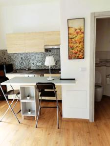 博洛尼亚La Ca' Pezzana Affittaly Apartments的一间厨房,里面配有桌椅