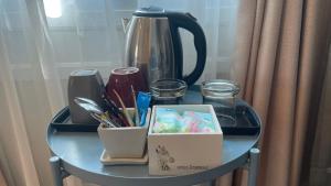 Ban Na SokVermont Khao Yai Resort的茶壶桌子和盒子