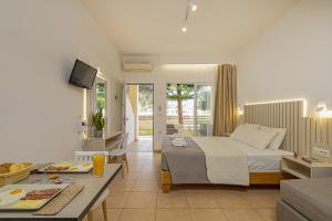 加藤-达拉特索狄奥村公寓的一间卧室设有一张床和一间客厅。
