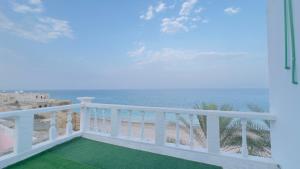 ŢīwīWadi Shab Beach Resort的海景阳台。
