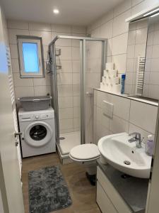 德累斯顿Villarina的一间带洗衣机和水槽的浴室