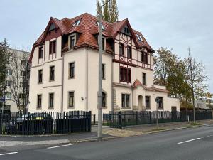 德累斯顿Villarina的一座大型白色房屋,设有红色屋顶