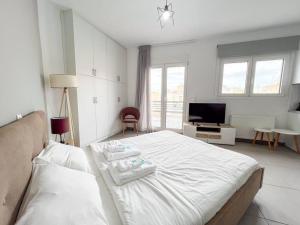 雅典Gladiolus ANhome Premium Selections的白色卧室,配有带毛巾的床
