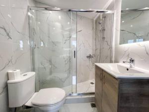 雅典Gladiolus ANhome Premium Selections的带淋浴、卫生间和盥洗盆的浴室