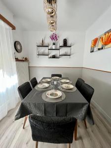 斯特拉斯堡Townhouse - Strasbourg Robertsau的一间用餐室,配有黑色的桌子和椅子