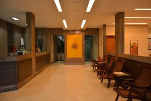 帕尔马斯拉戈大帕尔马酒店的一间设有椅子和黄色墙壁的等候室