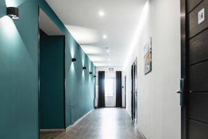 VeresneveGeography的走廊上设有绿色和白色的墙壁和门