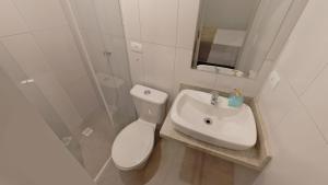 库里提巴Pousada BRAWAY的白色的浴室设有卫生间和水槽。