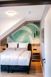 林根Boardinghouse Hense的一间卧室设有一张白色大床和绿色的墙壁