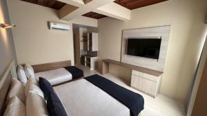 圣安德烈斯On Vacation Caribbean的配有电视、沙发和床的房间