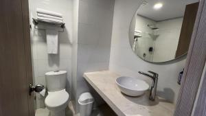 圣安德烈斯On Vacation Caribbean的一间带卫生间、水槽和镜子的浴室