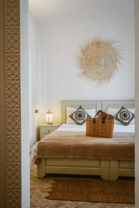 Tamraght Ou FellaDar Sultana Guesthouse Surf Morocco的一间卧室,配有一张带篮子的床