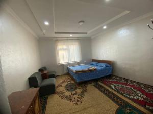撒马尔罕Apartment Registan的一间设有床和椅子的房间