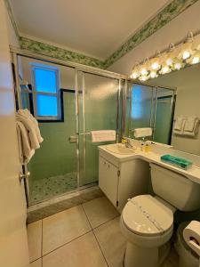 德尔雷比奇The Grove Beach Condominiums的带淋浴、卫生间和盥洗盆的浴室