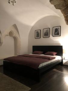 索普隆Nuovo Casa的一间卧室,卧室内配有一张大床