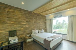 潘韦尔Crown Inn的一间卧室设有一张床和砖墙