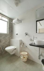 潘韦尔Crown Inn的白色的浴室设有卫生间和水槽。