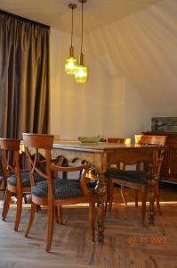 格但斯克Arte Gdańsk的一间带木桌和椅子的用餐室