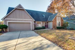 欧弗兰帕克Overland Park Family Home with Game Room and Backyard!的一个带车库的房子