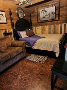 Geiger HeightsAuthentic Barn BnB的一间卧室配有一张床和一张沙发