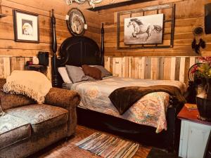 Geiger HeightsAuthentic Barn BnB的卧室配有一张墙上的马床。