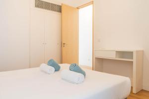 圣罗克Forno da Cal Sea House的卧室配有白色床和蓝色枕头