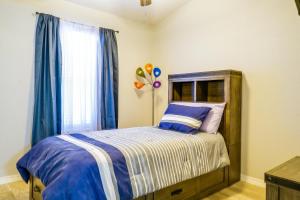 埃尔帕索Pet-Friendly El Paso Retreat 20 Mi to Downtown!的一间卧室设有一张床和一个带气球的窗户。
