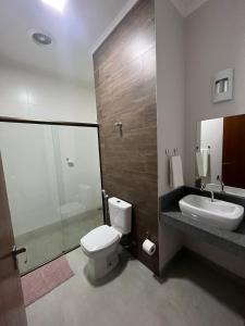 圣若昂-达巴拉Pousada Ribeirinha的浴室配有卫生间、盥洗盆和淋浴。