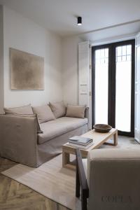 塞维利亚Luxury, Art and Deco apt para 4pax cerca de Plaza de España的客厅配有沙发和桌子