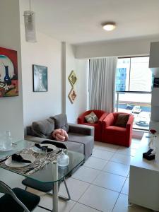 巴西利亚Kit completa - Parque Norte的带沙发和红色椅子的客厅