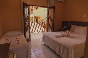 巴雷里尼亚斯黑沙旅馆的酒店客房设有两张床和一个阳台。
