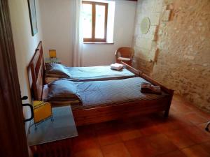 VerteillacLa Chillaudie的带窗户的客房内设有两张单人床。
