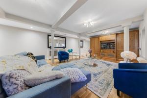 伦敦ULTRA MASSIVE House by HYDE PARK的客厅配有蓝色的沙发和蓝色的椅子