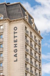 里奥格兰德Hotel Laghetto Villa Moura的建筑一侧的酒店标志