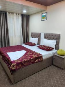 斯利那加The Khayabaan - Luxurious Home Stay Away From Home的一间卧室配有一张带红色枕头的大床