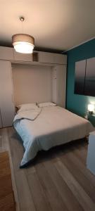 库尼奥L'alloggetto sul Corso的卧室配有一张白色大床