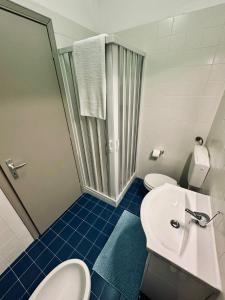 Leporano MarinaResidence Sunbeam的带淋浴、卫生间和盥洗盆的浴室