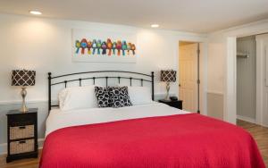 罗克波特罗克波特格伦科夫套房宾馆的一间卧室配有一张带红色毯子的大床