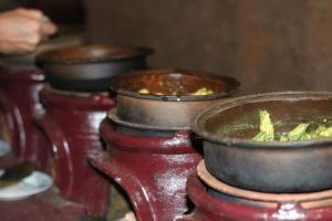 达瓦拉维Green View Safari Paradise的一排铜锅里放着食物