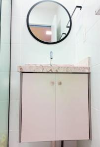 卡贝德卢Laguna Beach House的浴室设有白色橱柜上方的镜子