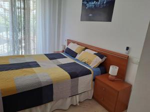 马拉加Bienvenido a tu habitacion的一间卧室配有一张带彩色毯子的床