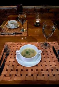 达瓦拉维Green View Safari Paradise的桌上放着一碗汤,放着眼镜