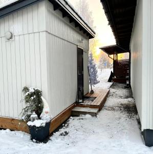 罗瓦涅米Guest house - Northern tealight的一座房子的门廊,上面有雪