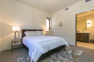 水晶湾Crystal Bay Penthouse 301的一间卧室配有一张大床和镜子