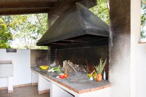 AgresRiera dAgres relax rural grupos的户外厨房配有大型黑炉