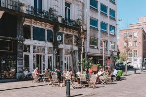 根特瓦康迪罗吉斯法哈洛比旅馆的一群坐在城市街道上桌椅上的人