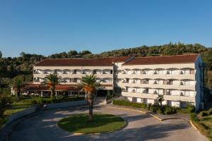 达西亚Nafsika Hotel - Adults Only的棕榈树酒店空中景色