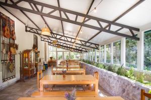 AgresRiera dAgres relax rural grupos的餐厅设有木桌、长凳和窗户。