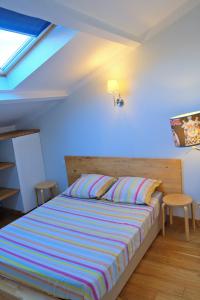 普罗旺斯艾克斯Isabelli的一间卧室配有一张蓝色墙壁的床